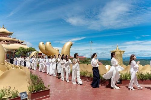 Du khách viếng thăm Samten Hills Dalat.