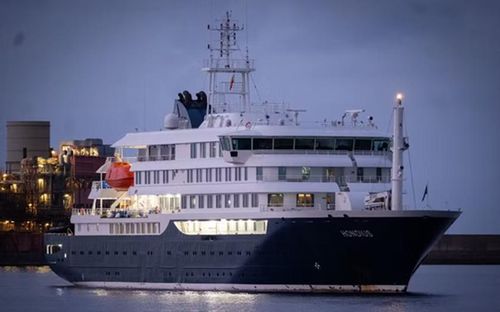 Tàu du lịch MV Hondius tại cảng Granadilla, thuộc đảo Tenerife, Tây Ban Nha ngày 10/5/2026. (Nguồn: TTXVN)