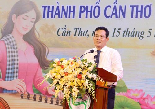 Phó giám đốc Sở Văn hóa, Thể thao và Du lịch Cần Thơ Nguyễn Minh Tuấn phát biểu khai mạc Liên hoan. Ảnh: Phạm Trung.