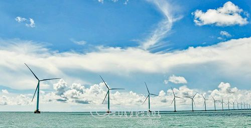 Hệ thống trụ tuabin của Nhà máy Điện gió Viên An (Xã Phan Ngọc Hiển) vận hành thương mại, tạo diện mạo công nghiệp năng lượng và thúc đẩy kinh tế biển, du lịch.
