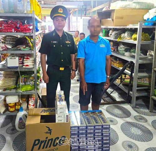 Đồn Biên phòng Sông Đốc phối hợp với lực lượng chức năng phát hiện cơ sở kinh doanh thuốc lá lậu.
