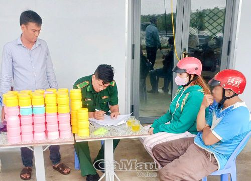 Đối tượng mua bán mỹ phẩm không rõ nguồn gốc bị lực lượng Đồn Biên phòng Tam Giang Tây phát hiện.