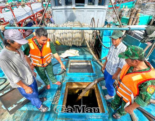 Hải đội Biên phòng 1 phát hiện tàu cá vận chuyển, buôn lậu dầu trên biển.