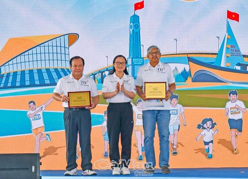 Thứ trưởng Bộ Giáo dục và Đào tạo Nguyễn Thị Quyên Thanh trao biểu trưng cảm ơn đơn vị đồng hành tổ chức giải. Phó Chủ tịch UBND tỉnh Nguyễn Minh Luân (bên trái) đại diện UBND tỉnh Cà Mau nhận.