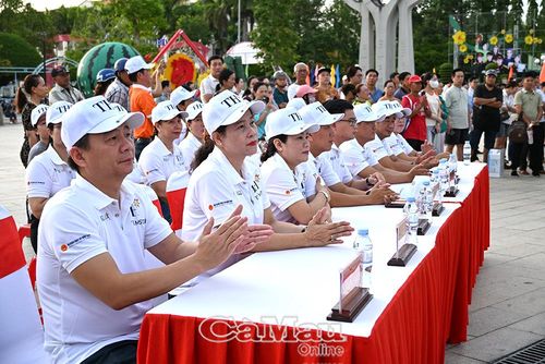 Tại phường Bạc Liêu, tham dự hoạt động có các đồng chí: Nguyễn Bình Tân, Ủy viên Ban Thường vụ Tỉnh ủy, Phó Trưởng đoàn chuyên trách Đoàn Đại biểu Quốc hội tỉnh; Tô Việt Thu, Ủy viên Ban Thường vụ Tỉnh ủy, Bí thư Đảng ủy phường Bạc Liêu.