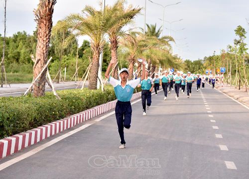 Các em học sinh xã Phước Long thể hiện sự quyết tâm, năng động trên đường chạy S-Race 2026.