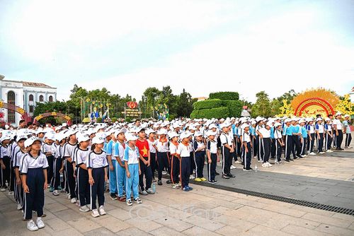 Đông đảo cán bộ, công chức, viên chức, giáo viên, phụ huynh và hơn 550 học sinh Tiểu học, THCS trên địa bàn phường Bạc Liêu tham dự.