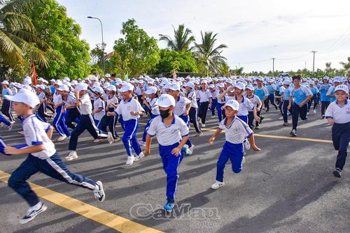 Hơn 550 học sinh các trường tiểu học, THCS trên địa bàn xã Vĩnh Lợi tham gia chạy hưởng ứng.