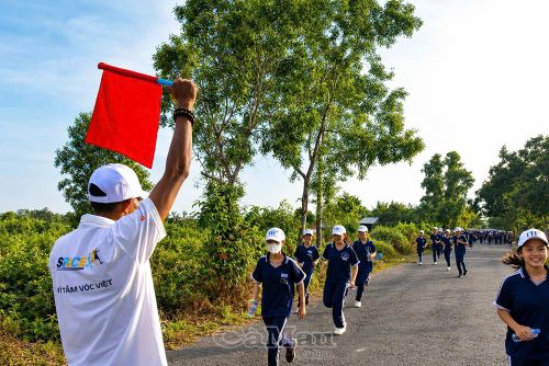 Các em học sinh Trường THCS Hòa Bình (xã Hòa Bình) hào hứng hoàn thành đường chạy 1 km.