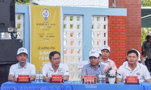 Đồng chí Hồ Thanh Thủy, Phó Bí thư Tỉnh ủy, Chủ tịch Ủy ban MTTQ Việt Nam tỉnh Cà Mau (bìa trái), tham dự Lễ phát động hưởng ứng Giải chạy học sinh S-Race 2026 tại xã Vĩnh Lợi.