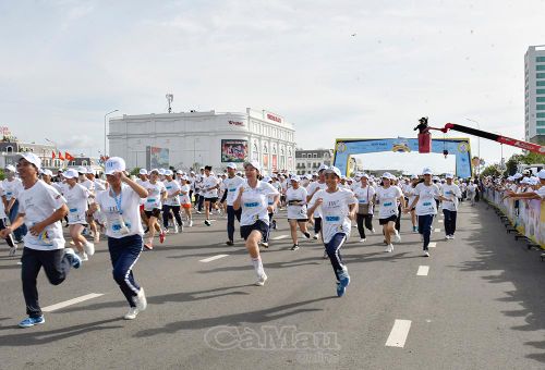Không khí sôi nổi đường chạy S-Race tại Cà Mau truyền tải thông điệp “Vì một Việt Nam khỏe mạnh - Vì tầm vóc Việt”.
