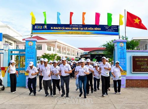 Hưởng ứng Giải chạy S-Race 2026 tại xã Hòa Bình có Phó Chủ tịch Ủy ban MTTQ Việt Nam tỉnh Cà Mau, Chủ tịch Liên đoàn Lao động tỉnh Lý Công Bắc (hàng đầu, thứ ba từ phải sang), lãnh đạo địa phương và đông đảo giáo viên, học sinh.
