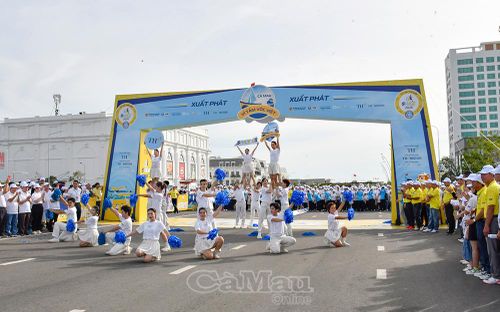 Toàn cảnh Lễ phát động Giải chạy học sinh S-Race 2026 tại Quảng trường Phan Ngọc Hiển, thu hút đông đảo học sinh, giáo viên và phụ huynh tham gia.