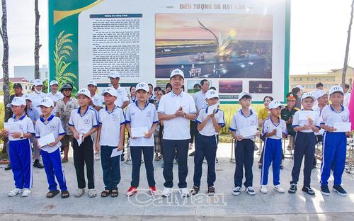 Phó Bí thư Tỉnh ủy, Chủ tịch Ủy ban MTTQ Việt Nam tỉnh Cà Mau Hồ Thanh Thủy trao thưởng cho các em có thành tích xuất sắc tại Giải chạy học sinh S-Race 2026, xã Vĩnh Lợi.