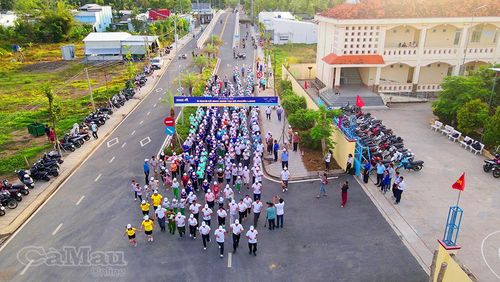 Tại đường Yên Mô, UBND xã Phước Long, hơn 500 vận động viên tham gia chạy S-Race 2026,