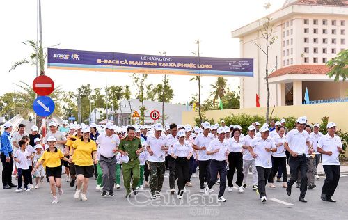 Các đồng chí lãnh đạo tỉnh, cán bộ, giáo viên và học sinh hào hứng tham gia đường chạy S-Race tại xã Phước Long.