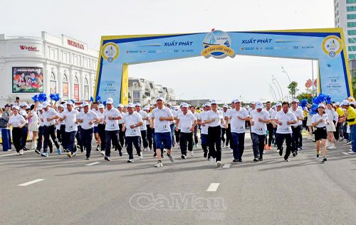 Lãnh đạo tỉnh Cà Mau cùng các đại biểu tham gia chạy hưởng ứng, lan tỏa tinh thần thể thao học đường và lối sống năng động đến thế hệ trẻ.