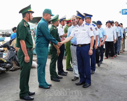 Các lực lượng trên đảo đón đoàn công tác đến thăm, làm việc.
