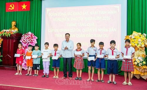 Đồng chí Trần Hữu Phước, Ủy viên Ban Thường vụ Tỉnh ủy, Trưởng ban Nội chính Tỉnh ủy Cà Mau, trao quà cho các đơn vị, lực lượng vũ trang, gia đình chính sách và các em học sinh trên quần đảo Nam Du.