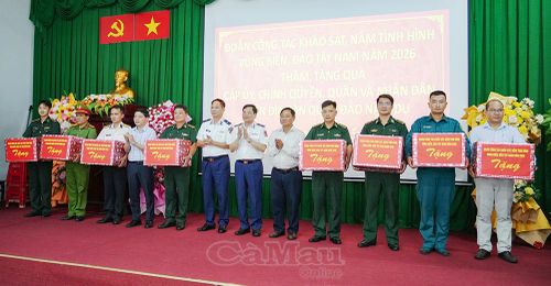 Thiếu tướng Trần Văn Xuân, Phó Chính ủy Cảnh sát biển Việt Nam (thứ sáu từ phải sang); Thiếu tướng Nguyễn Văn Dũng, Chính ủy Bộ Tư lệnh Vùng Cảnh sát biển 4, trao quà cho các đơn vị, lực lượng vũ trang trên quần đảo Nam Du.