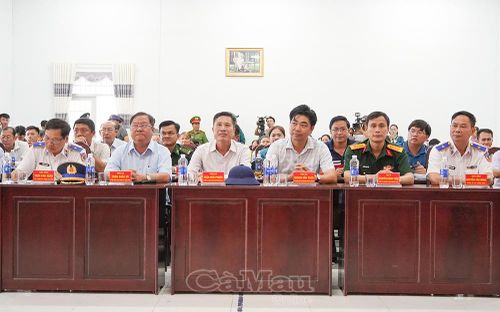Đồng chí Trần Hữu Phước, Ủy viên Ban Thường vụ Tỉnh ủy, Trưởng ban Nội chính Tỉnh ủy Cà Mau (hàng đầu, thứ ba từ trái sang) tham dự buổi gặp gỡ và thăm, tặng quà các đơn vị, người dân trên quần đảo Nam Du.