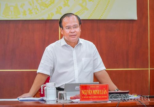 Phó Chủ tịch UBND tỉnh Nguyễn Minh Luân phát biểu tại buổi làm việc với Đoàn công tác Bộ GD&ĐT.