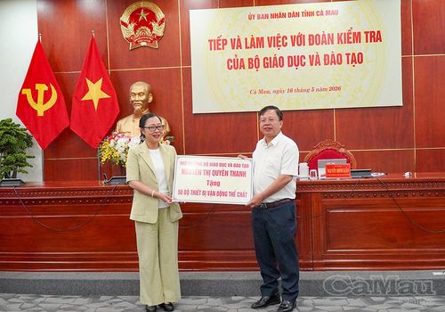 Thứ trưởng Bộ GD&ĐT Nguyễn Thị Quyên Thanh trao tặng 50 bộ thiết bị vận động thể chất cho ngành giáo dục Cà Mau.