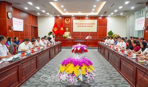 Đại biểu tham dự cuộc họp.