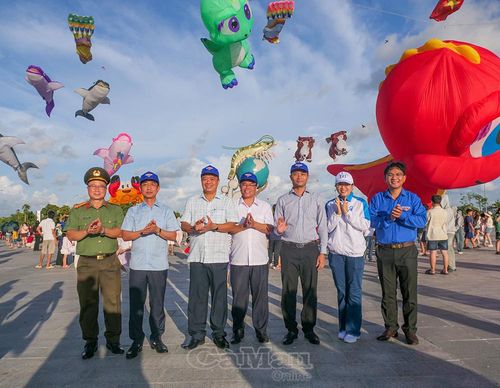 Phó Bí thư Thường trực Tỉnh uỷ Huỳnh Quốc Việt (thứ ba từ trái sang) và Phó Bí thư Tỉnh uỷ, Chủ tịch Uỷ ban MTTQ Việt Nam tỉnh Cà Mau Hồ Thanh Thuỷ (thứ hai từ trái sang) cùng các đại biểu tham quan hoạt động thả diều nghệ thuật.