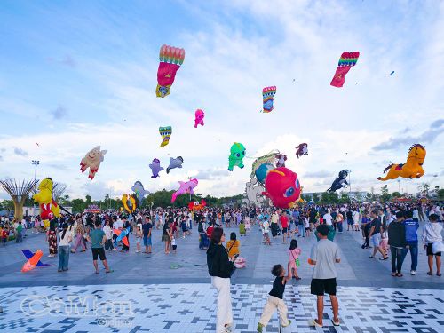 Không khí rộn ràng, vui tươi và rực rỡ sắc màu những cánh diều tại Quảng trường Phan Ngọc Hiển.