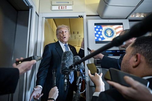 Tổng thống Mỹ Donald Trump trên chuyên cơ Không lực Một ngày 15/5. (Ảnh: New York Times)