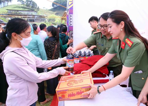 Bà con vui mừng nhận quà từ gian hàng 0 đồng của lực lượng công an. 