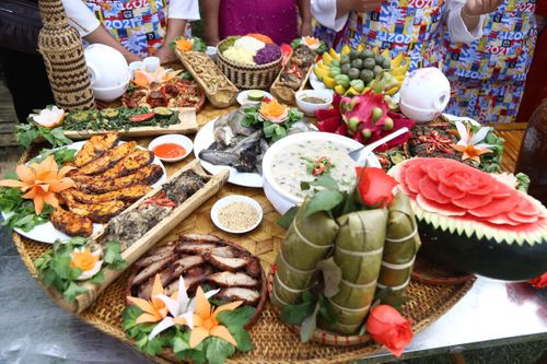 Mâm cỗ với những món ăn truyền thống của một đội tham gia cuộc thi ẩm thực cộng đồng.