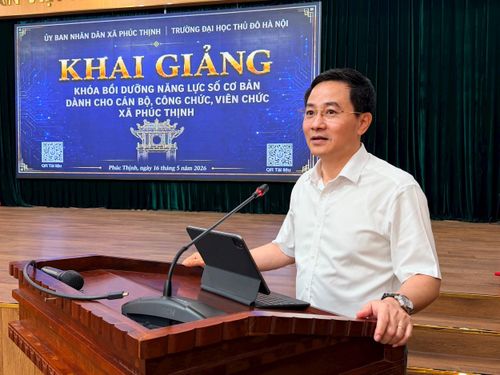 Bí thư Đảng ủy, Phó Hiệu trưởng Trường Đại học Thủ đô Hà Nội Trần Anh Tuấn phát biểu tại lớp học. Ảnh: Thanh Hà