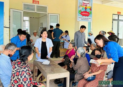 Nhiều người dân vùng sâu lần đầu tham gia khám sức khỏe định kỳ miễn phí.
