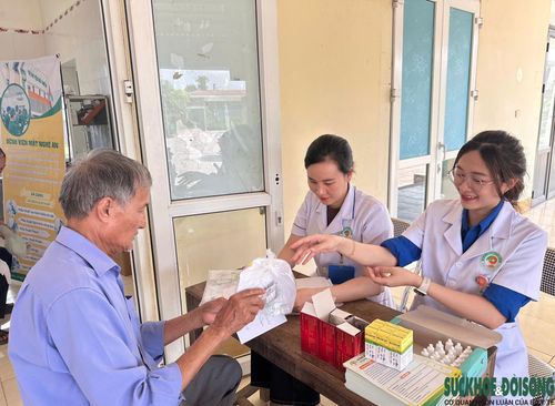 Người dân được tư vấn sử dụng đơn thuốc sau khi khám sàng lọc.