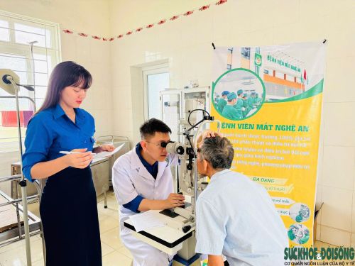 Người dân được bác sĩ Bệnh viện Mắt Nghệ An khám, tư vấn các bệnh lý về mắt ngay tại địa phương.