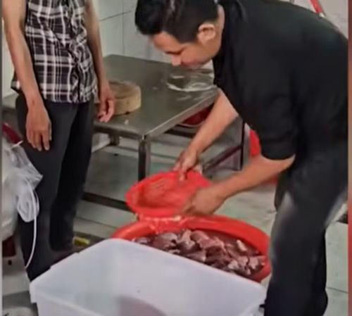 Nguyễn Văn Thái ngâm thịt heo nái với hóa chất để giả thịt bò.