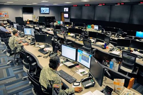 Bên trong một Trung tâm Tác chiến Mạng tại Fort Gordon, Georgia, là nơi làm việc của các hạ sĩ quan chuyên về tín hiệu và tình báo quân sự.