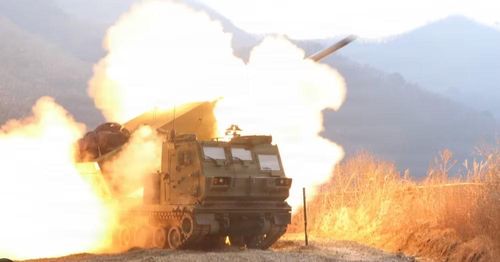 Biến thể mới nhất, rocket dẫn đường mở rộng tầm bắn ER GMLRS, có thể đạt tầm bắn 150 km, gần gấp đôi so với các phiên bản trước.