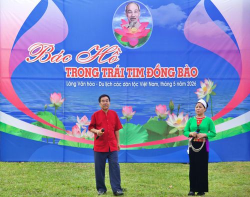 Với lòng biết ơn sâu sắc, đồng bào cất cao lời ca vừa tha thiết, vừa hân hoan để bày tỏ tấm lòng thủy chung son sắt.