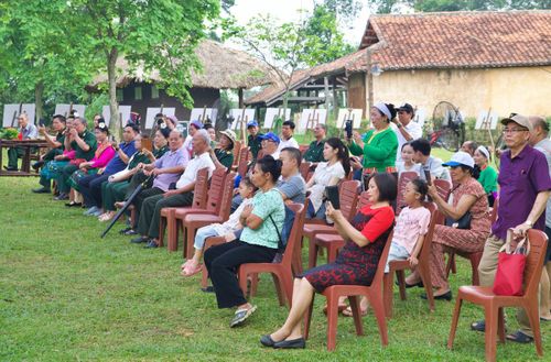 Du khách cùng đồng bào thưởng thức những làn điệu dân ca dân vũ hướng về Bác Hồ kính yêu.