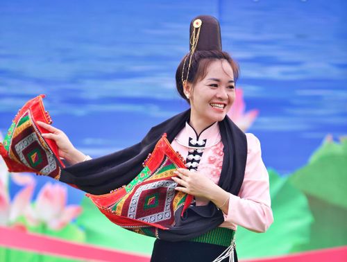 Điệu múa thể hiện sự khéo léo của đôi bàn tay của người phụ nữ thông qua những nét hoa văn tinh tế từ những chiếc khăn thổ cẩm do chính đồng bào tự dệt.
