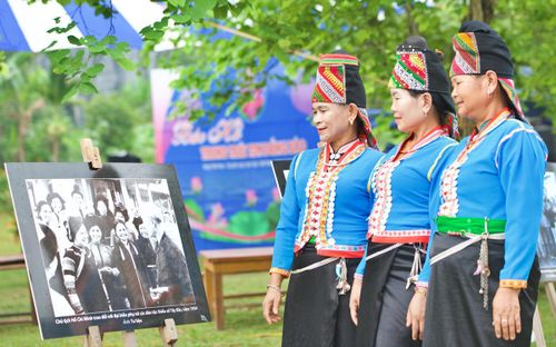 Đồng bào tham quan, tìm hiểu những hình ảnh, tư liệu quý về cuộc đời và sự nghiệp cách mạng của Chủ tịch Hồ Chí Minh.