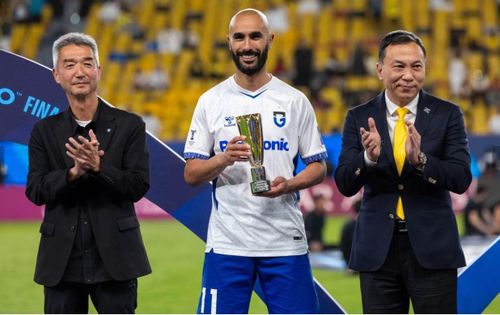 Issam Jebali của Gamba Osaka nhận danh hiệu cầu thủ xuất sắc nhất giải.