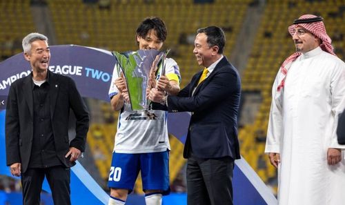 Chủ tịch Ủy ban Thi đấu AFC Trần Quốc Tuấn trao chiếc cúp vô địch Champions League 2 cho đội trưởng của Gamba Osaka.