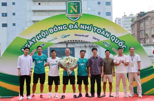  Các học trò cũ tri ân thầy Giôm. Ảnh: ANH ĐỒNG. 