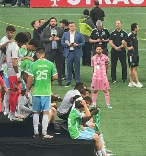 Hình ảnh Messi nán lại, nhìn đối thủ đăng quang lập tức được người hâm mộ nhắc đến.