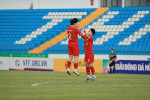 Các cầu thủ Phong Phú Hà Nam ăn mừng sau chiến thắng đậm trước Hà Nội II