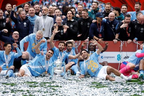 Các cầu thủ và Ban huấn luyện Man City mừng chức vô địch Cup FA. Ảnh: Reuters